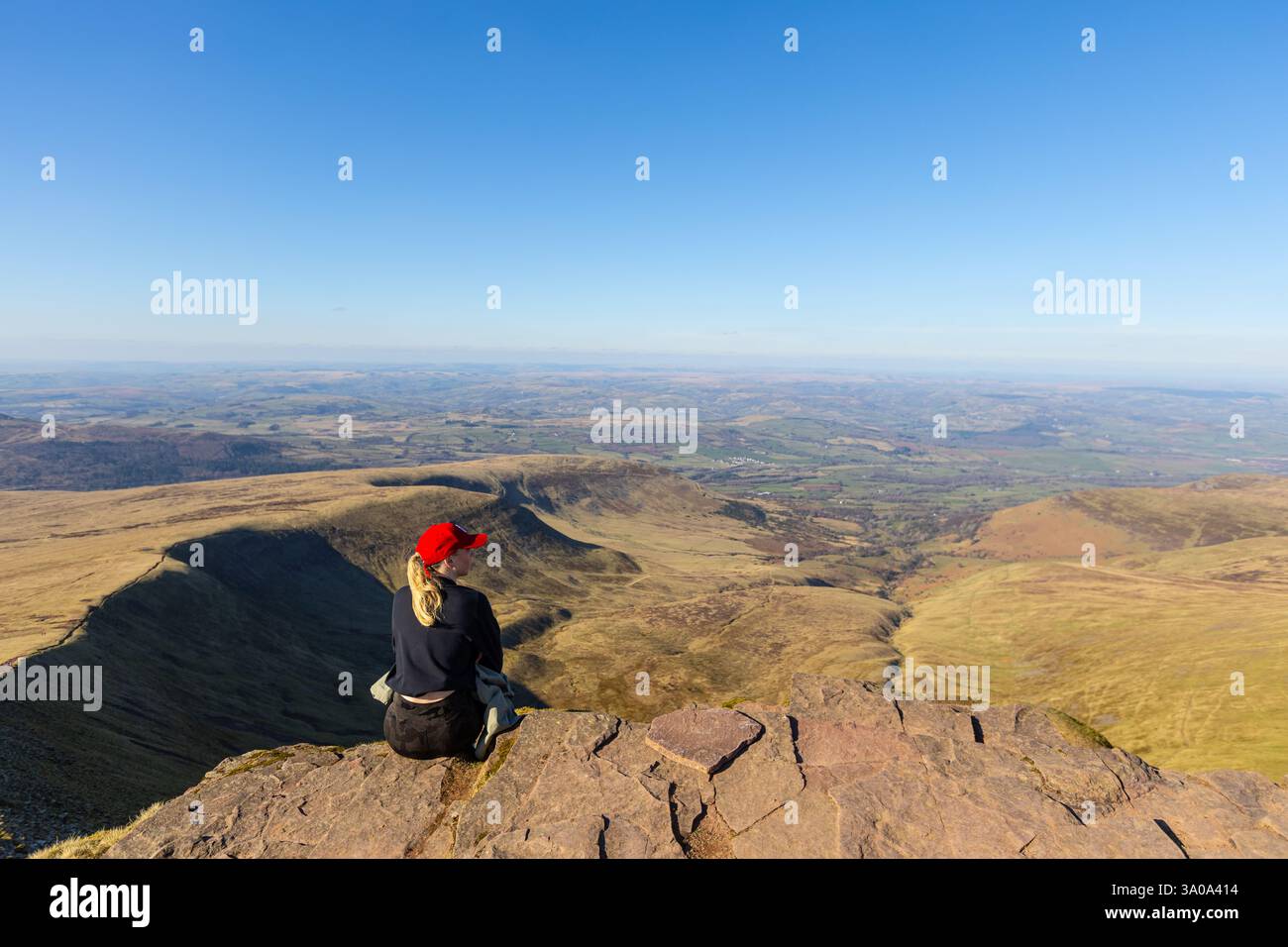 Der Blick vom Gipfel des Pen y FAN, dem höchsten Gipfel der Brecon Beacons in Südwales. Stockfoto