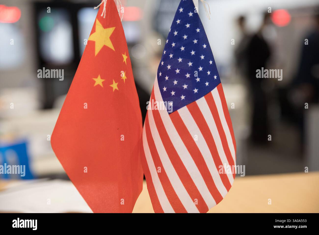 Am 3,2026. März werden auf einem Schreibtisch in Taiwan Flaggen von China und den USA angebracht. Stockfoto
