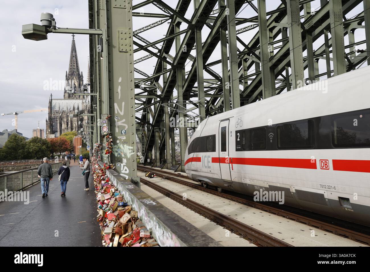 EISZUG überquert den Rhein mit dem Kölner Dom im Hintergrund Stockfoto