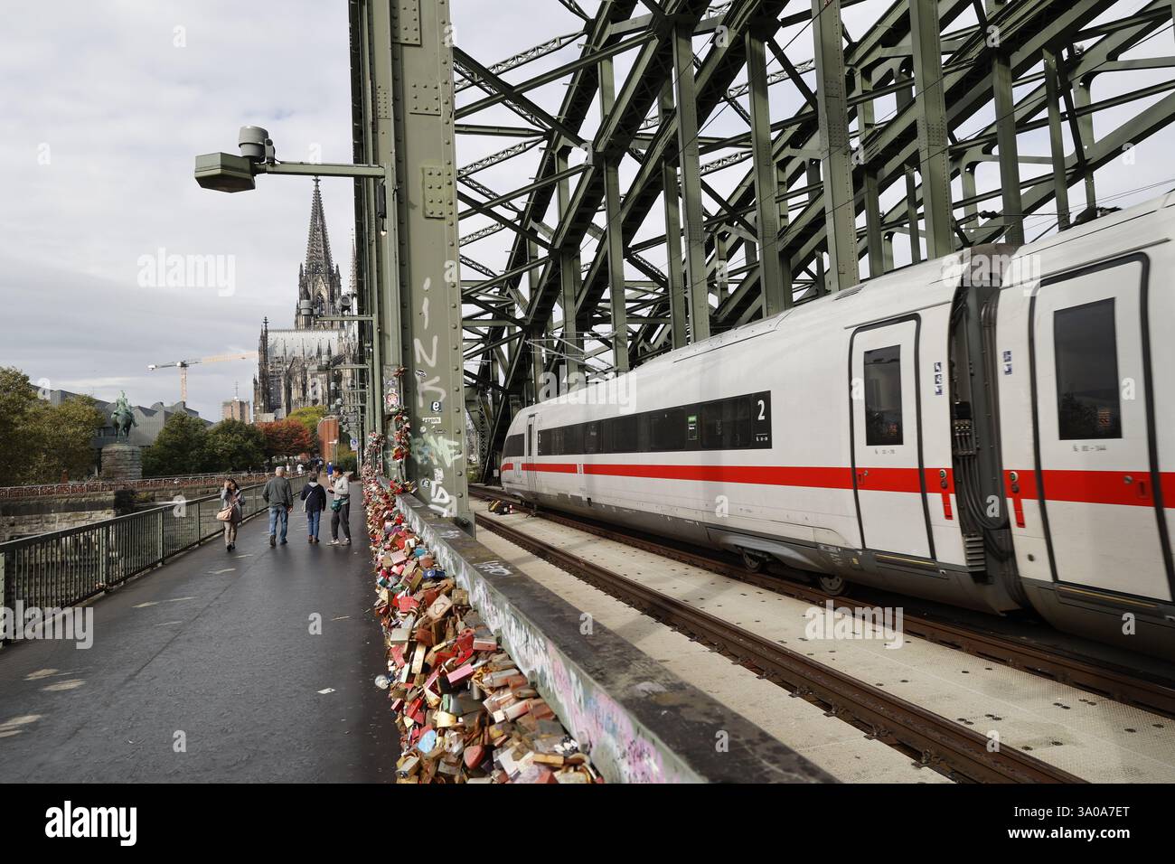 EISZUG überquert den Rhein mit dem Kölner Dom im Hintergrund Stockfoto