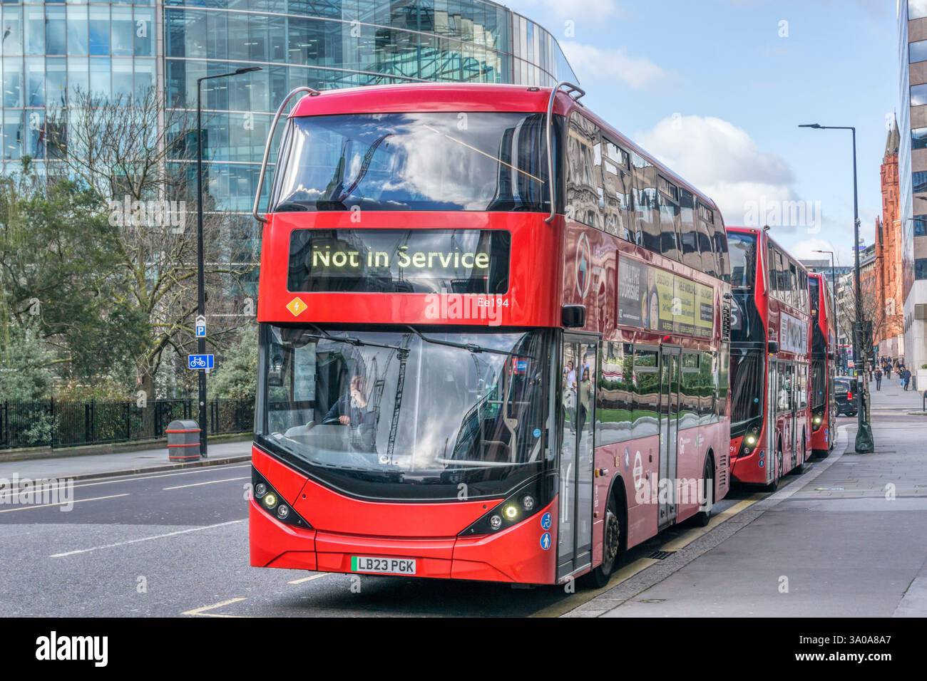Roter Londoner Bus mit einem Schild „nicht in Service“. Stockfoto