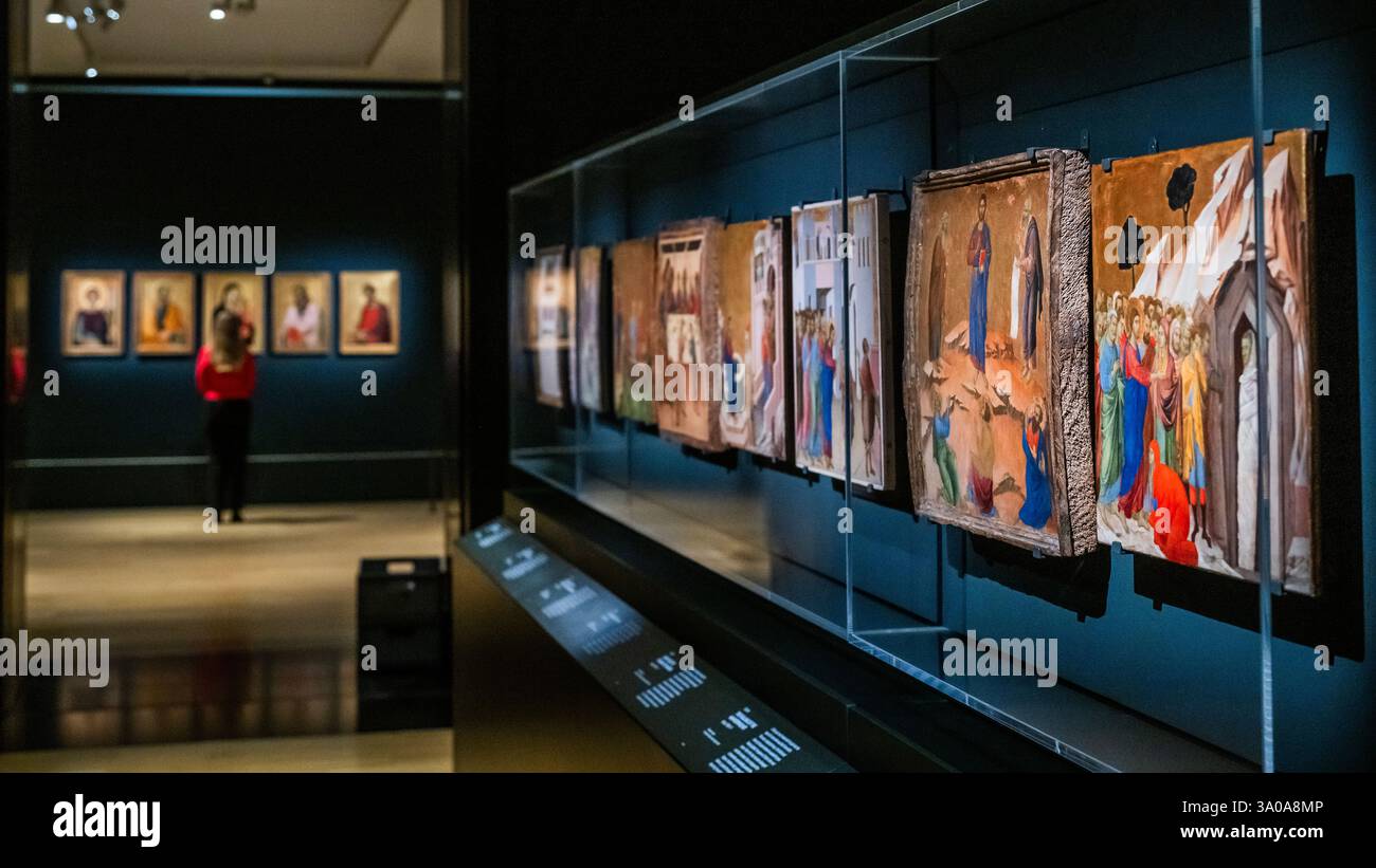 London, Großbritannien. März 2025. Simone Martinis Palazzo Pubblico Altarstück mit den Tafeln der Nationalgalerie aus dem Maestà sind wieder vereint mit anderen Episoden aus dem Leben Christi. Dazu gehören Christus und die Frau von Samaria aus dem Museo Thyssen-Bornemisza, Madrid und die Berufung der Apostel Peter und Andrew aus der National Gallery of Art, Washington DC. - Siena: The Rise of Painting 1300-1350 eine neue Ausstellung in der National Gallery. Gemälde einiger der größten italienischen Künstler des 14. Jahrhunderts sind seit Jahrhunderten in der ganzen Welt verstreut. Sie sind Stockfoto