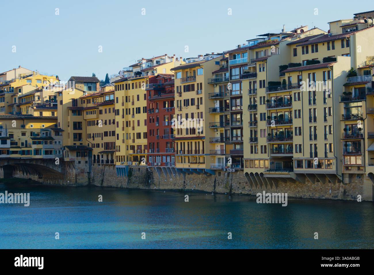Gebäude am Ufer des Arno in Florenz, Italien Stockfoto
