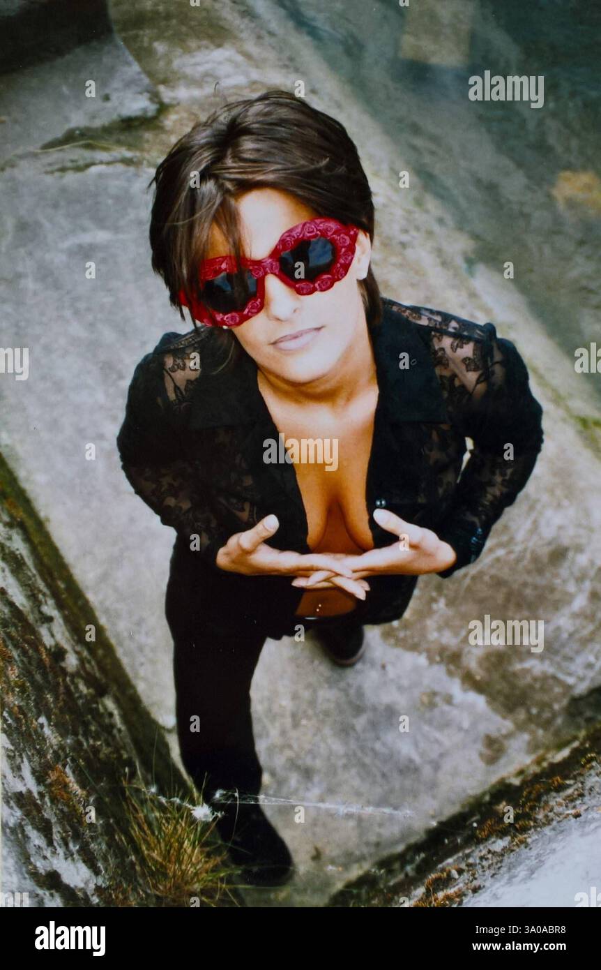 DAS DATENSATZDATUM WURDE NICHT ANGEGEBEN. Analog Mode- und Fashion-Fotografie, 1990er Jahre. Editorial - Shooting für das Club- und Streetwear - Magazin Mixage. Foto: Fashionmodel Katja Zickler, Exfrau von Fussballspieler Alexander Zickler *** REKORDDATUM NICHT ANGEGEBEN analoge Mode- und Modefotografie, 1990er Jahre Editorial-Shooting für das Club- und Streetwear-Magazin Mixage Photo Fashion Model Katja Zickler, Ex-Ehefrau des Fußballspielers Alexander Zickler Stockfoto