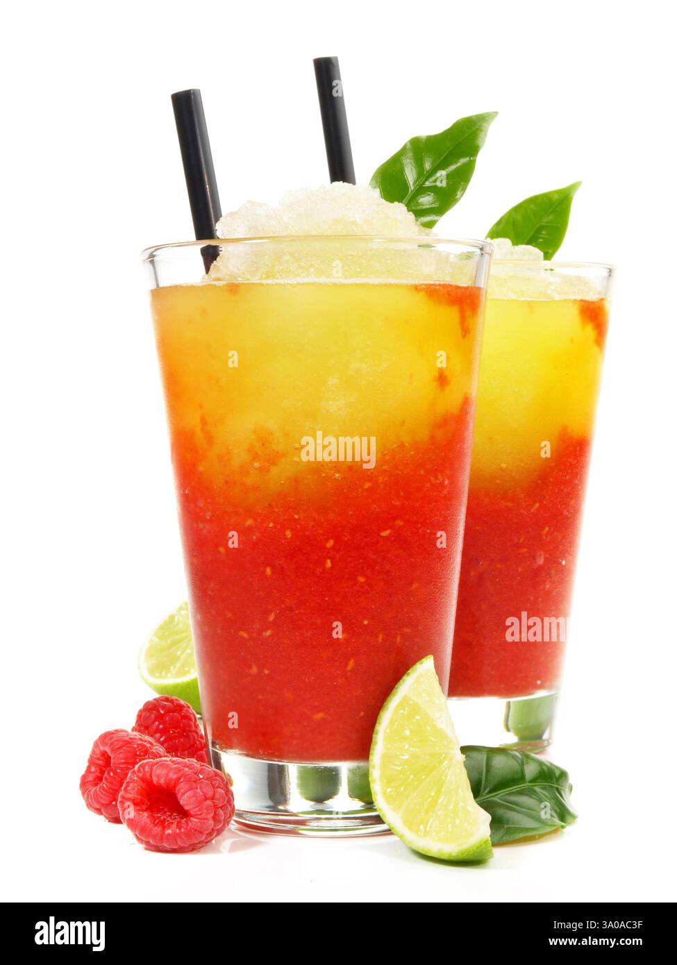 Himbeer-Margarita-Cocktail auf weißem Hintergrund Stockfoto