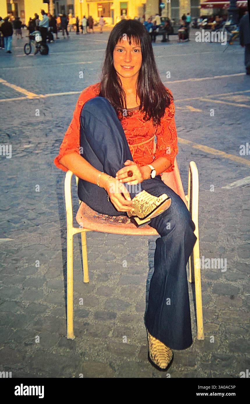 DAS DATENSATZDATUM WURDE NICHT ANGEGEBEN. Analog Mode- und Fashion-Fotografie, 1990er Jahre. Editorial - Shooting für das Club- und Streetwear - Magazin Mixage. Foto: Fashionmodel Erika in Pesaro, Italien *** REKORDDATUM NICHT ANGEGEBEN analoge Mode- und Modefotografie, 1990er Jahre Editorial-Shooting für den Club und das Streetwear-Magazin Mixage Photo Fashion Model Erika in Pesaro, Italien Stockfoto