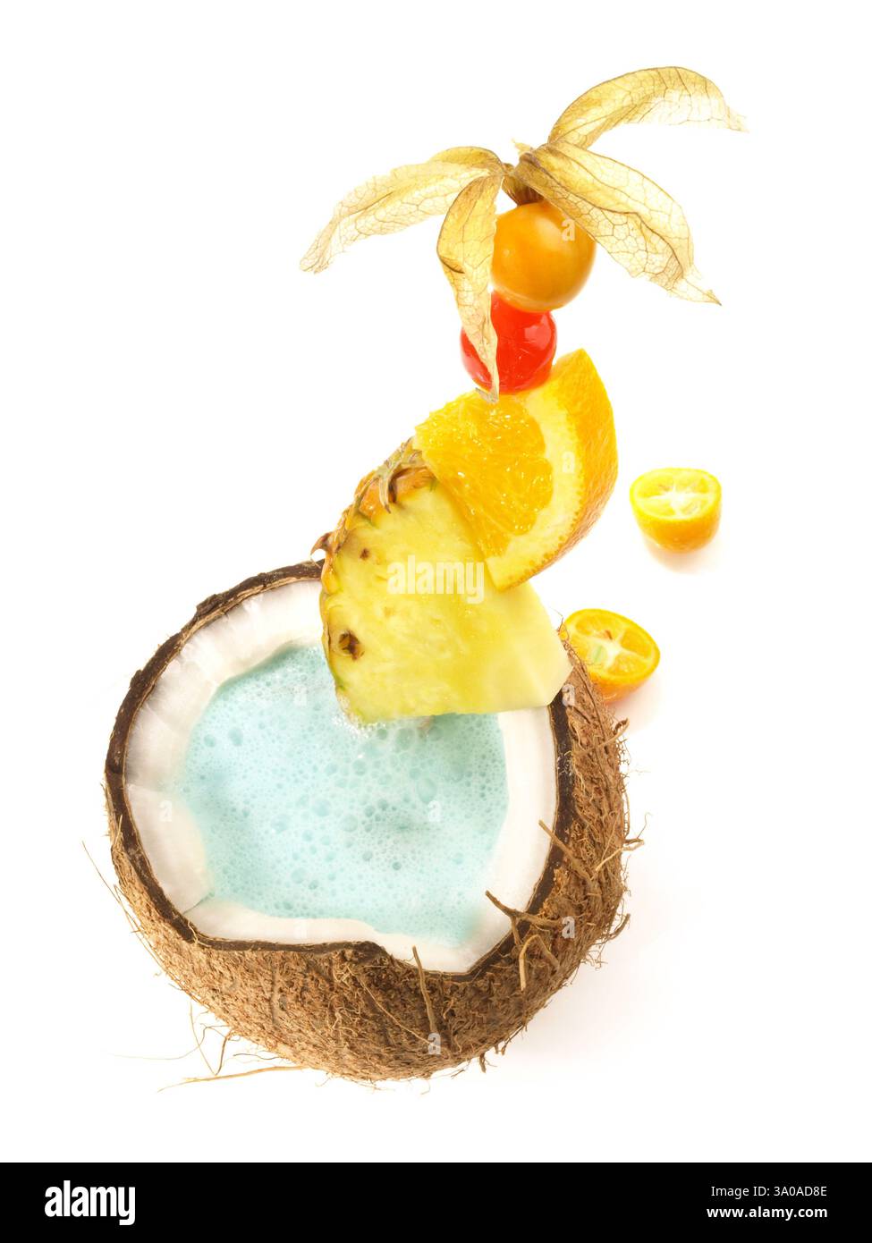 Swimming Pool Cocktail in einer Kokosnuss auf weißem Hintergrund Stockfoto