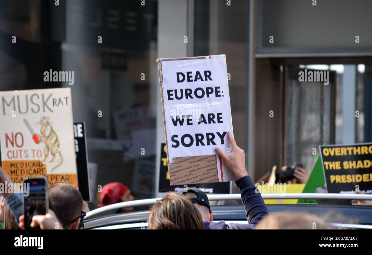 Zeichen der Unterstützung für die Ukraine bei einem Protest gegen Elon Musk und DOGE Kürzungen der Regierungsausgaben vor einem Tesla-Händler in New York City. Stockfoto