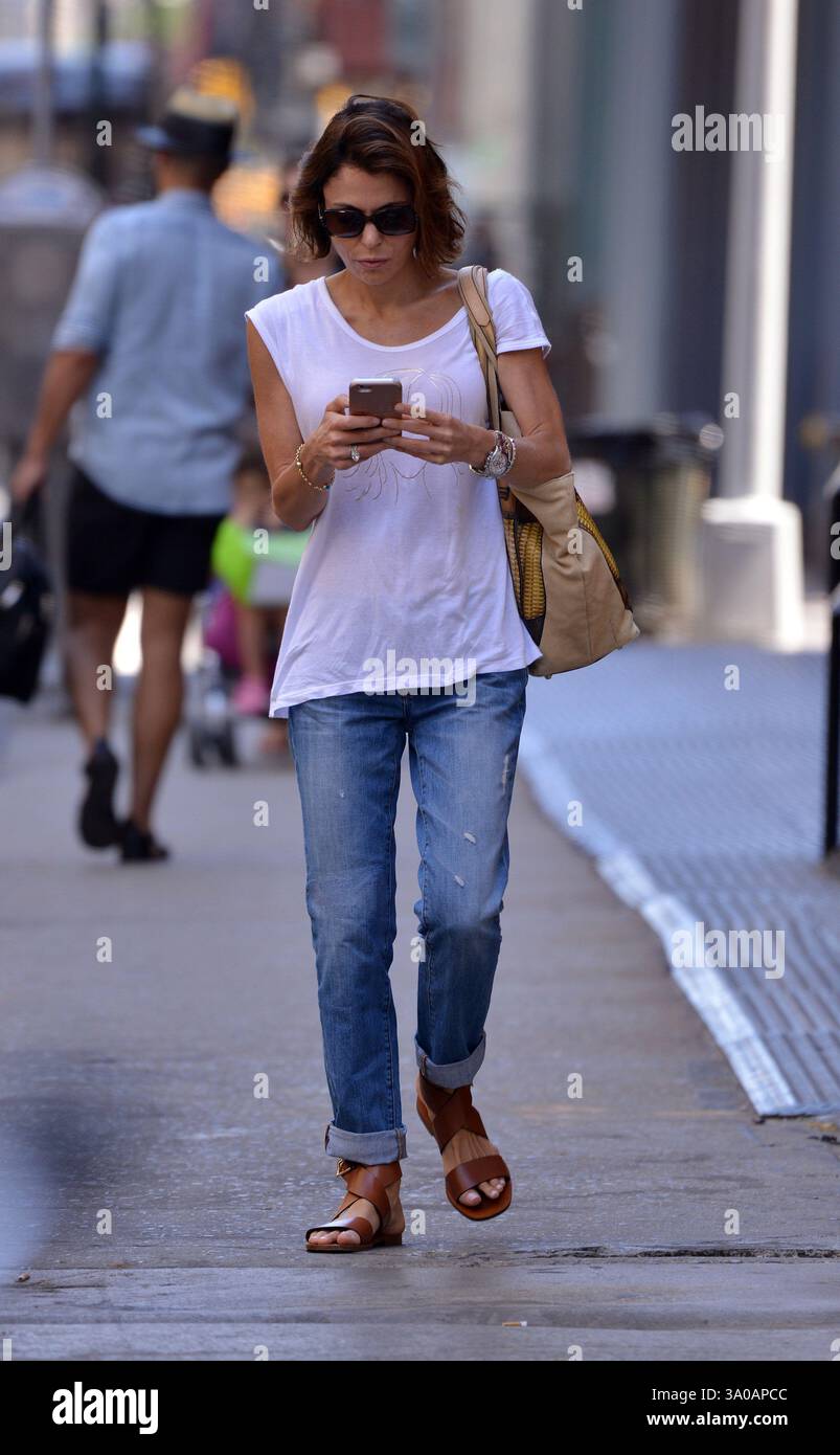 Die TV-Persönlichkeit Bethenny Frankel schickt Fotos von Fotografen an Snapchat, als sie am 24. Juni 2016 in New York City durch Tribeca spaziert Stockfoto