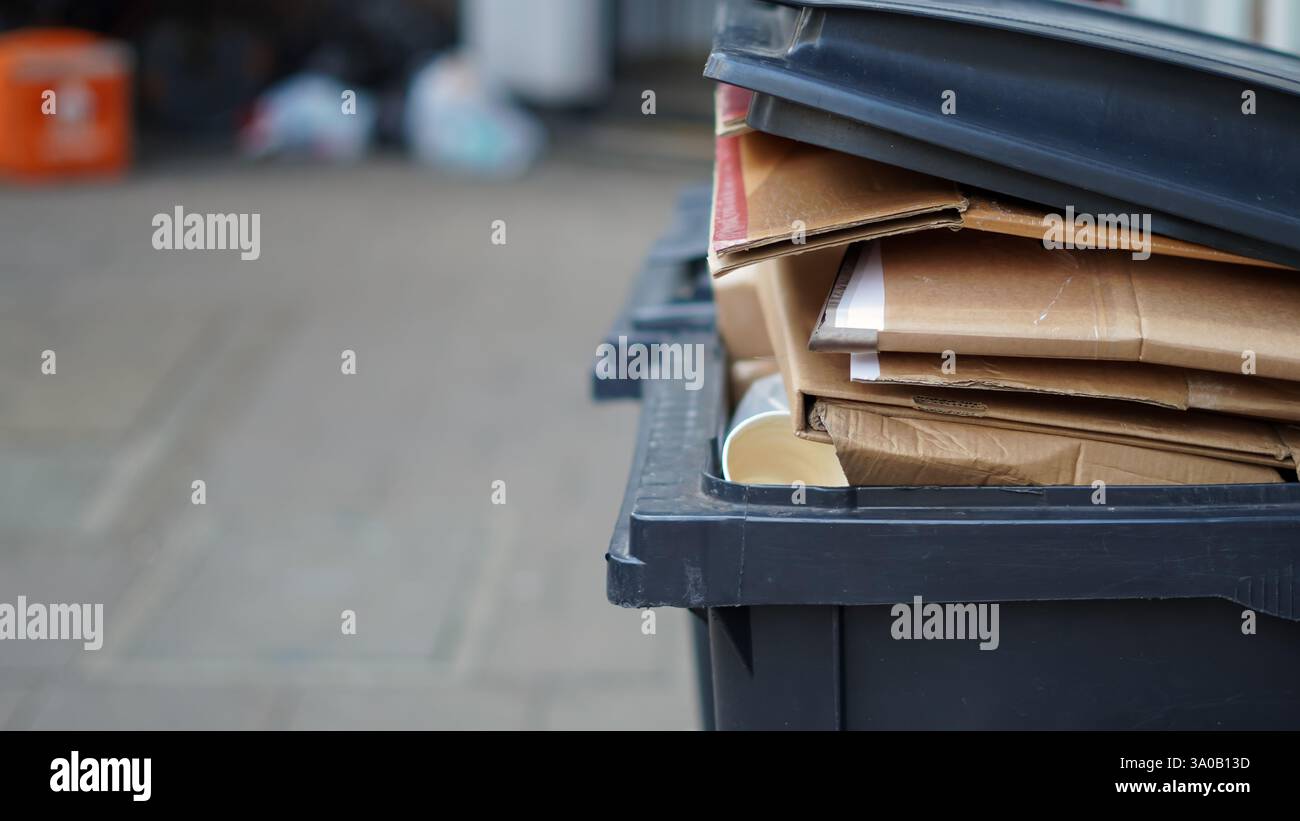 Gestapelte Pappschachteln im Freien, organisiert für eine ordnungsgemäße Abfallentsorgung. Stockfoto