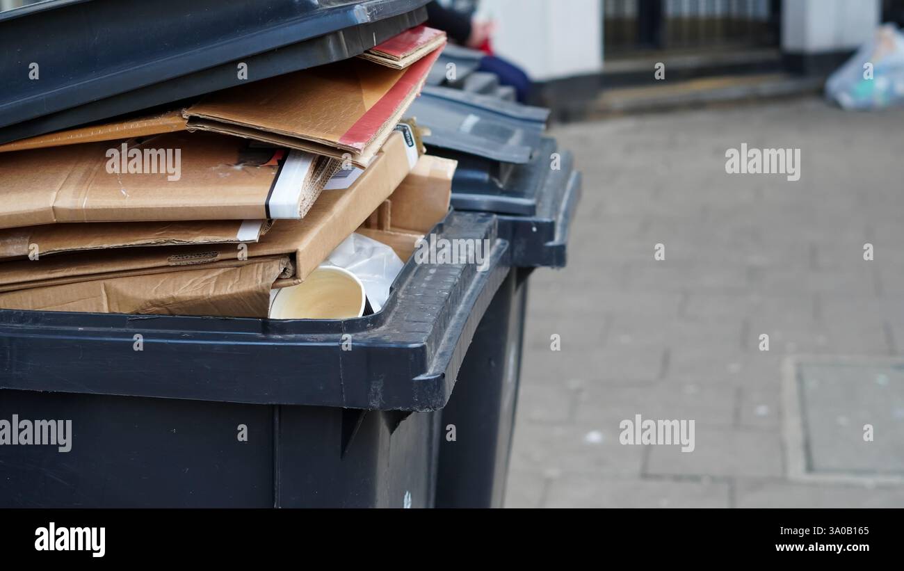 Ordentlich organisierter Karton im Freien, der auf das Recycling für Wiederverwendungszwecke wartet. Stockfoto