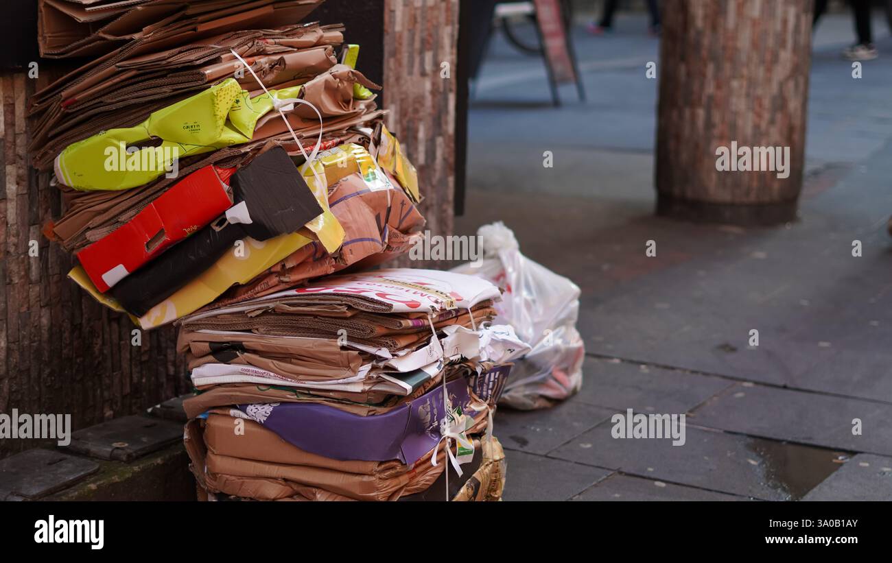 Komprimierter Karton im Freien, bereit für die umweltfreundliche Abfallverarbeitung. Stockfoto