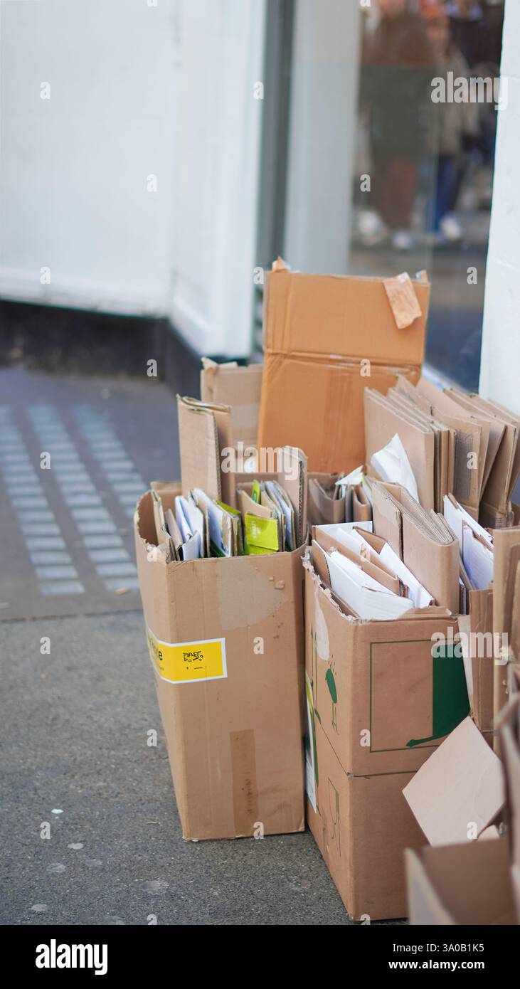 Komprimierte Kartonbündel im Freien, sortiert und bereit für das Abfallrecycling. Stockfoto