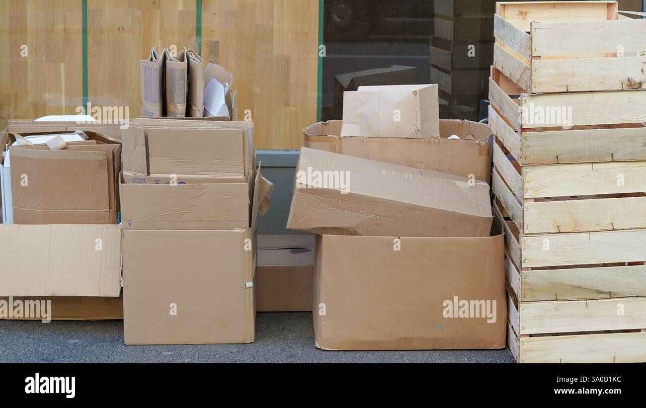Komprimierter Karton im Freien, bereit für die umweltfreundliche Abfallverarbeitung. Stockfoto