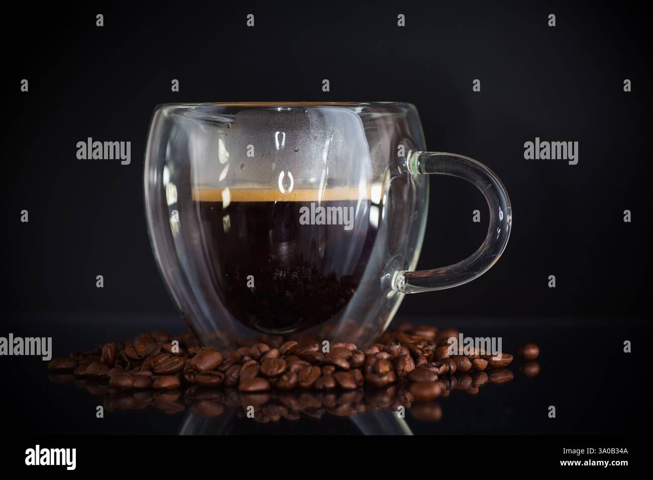 Klassischer Espresso in einem doppelwandigen Glas. Stockfoto