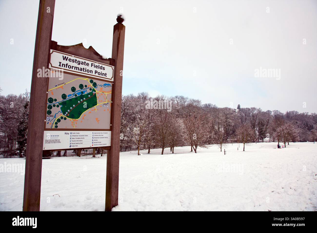 Westgate Fields, Louth, Lincolnshire, Großbritannien, England, Informationspunkt, Schild, Winter, Schnee, Westgate Louth, Kartenschild, lokale Karte, Hubbards Hills Karte Stockfoto