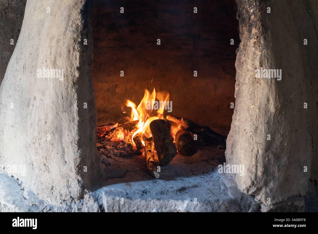 Glühende Glut in einem altmodischen Backofen. Stockfoto Glühende Glut in einem altmodischen Backofen. Stockfoto