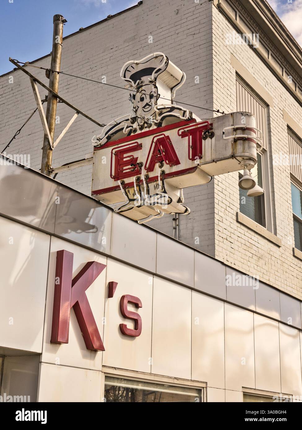 Der 1935 gegründete K's Hamburger Shop blickt auf eine über 80-jährige Geschichte in der Innenstadt von Troy, Ohio, USA, 2025 zurück Stockfoto