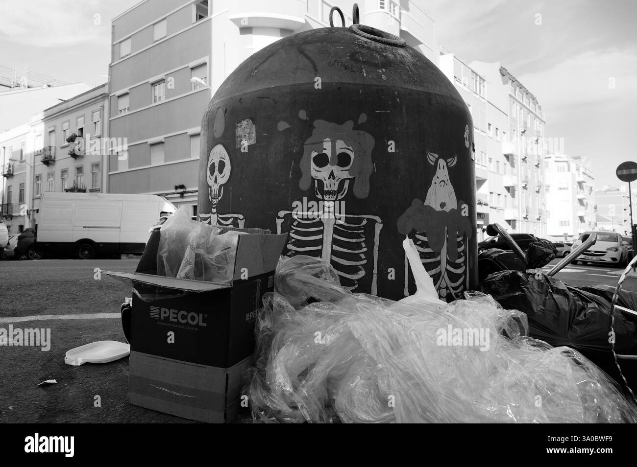 Street Art trifft auf urbanen Verfall, Skelettgraffiti ragen über verstreuten Müll Stockfoto