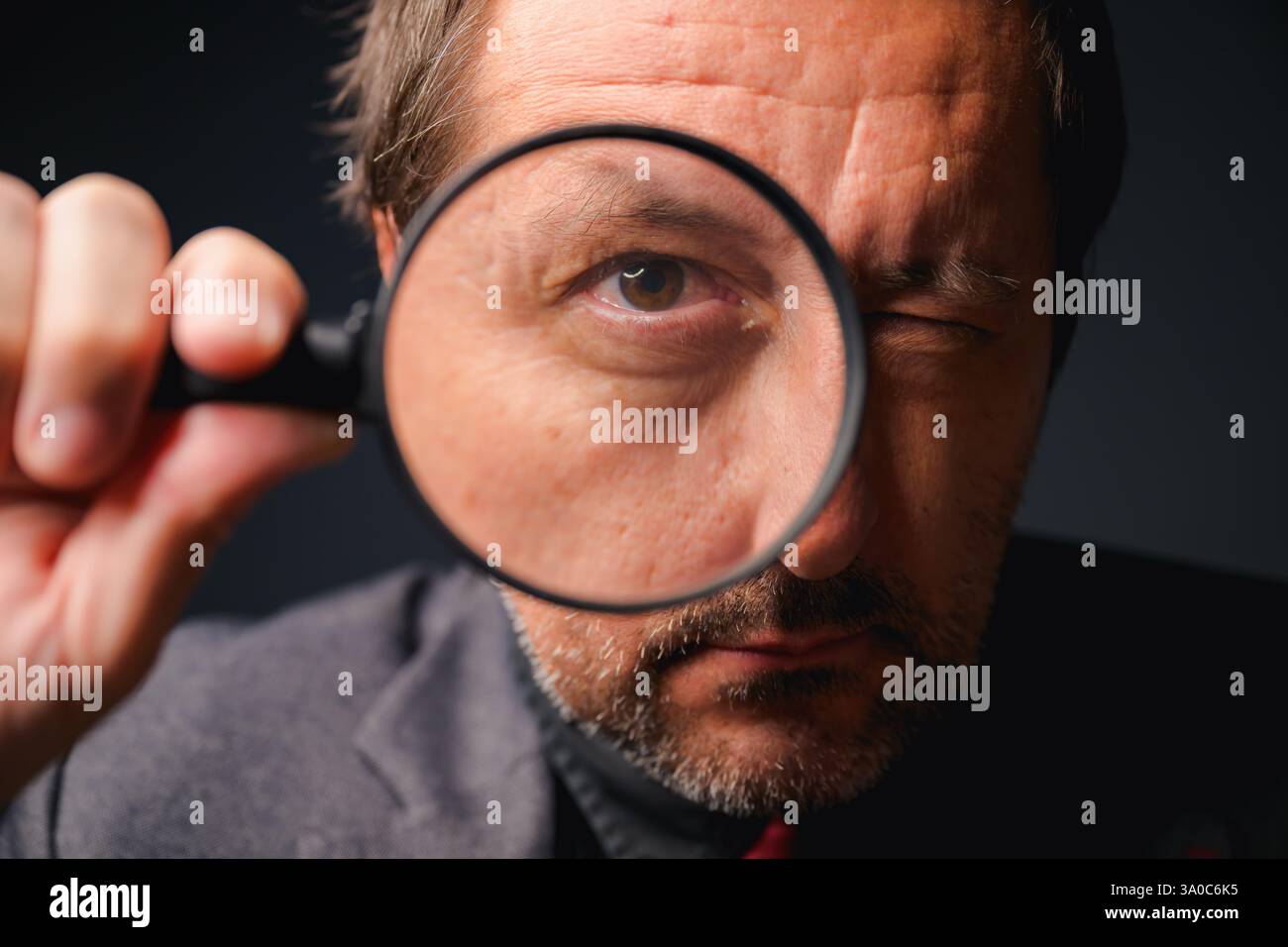 Privatdetektiv mit Lupe, selektiver Fokus Stockfoto