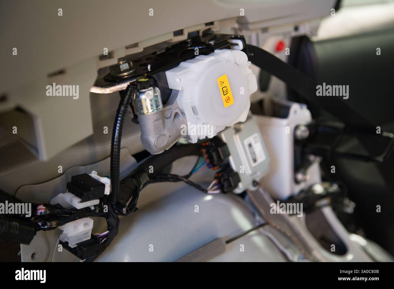 Ansicht des Fahrzeuginnenraums ohne dekorative Elemente, der Aufrollautomatik für den Beifahrersitz in einem Fahrzeug, Verkabelung und andere sicherheitsrelevante Module Stockfoto
