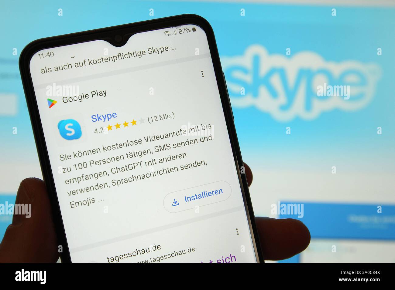 Auf einem Laptop wurde der Onlinetelefonie-Dienst Skype aufgerufen. Davor war auf einem Smartphone Google Play mit dem Download-Button für Skype aufgerufen. Schnelsen Hamburg *** der Online-Telefondienst Skype wurde auf einem Laptop aufgerufen zuvor wurde Google Play mit dem Download-Button für Skype auf einem Smartphone Schnelsen Hamburg aufgerufen Stockfoto