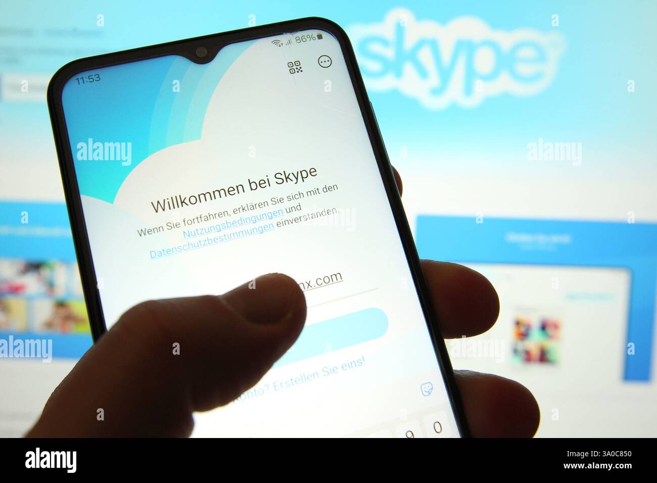 Auf einem Laptop und einem Handy wurde der Onlinetelefonie-Dienst Skype aufgerufen. Schnelsen Hamburg *** der Online-Telefondienst Skype wurde über einen Laptop und ein Handy Schnelsen Hamburg aufgerufen Stockfoto