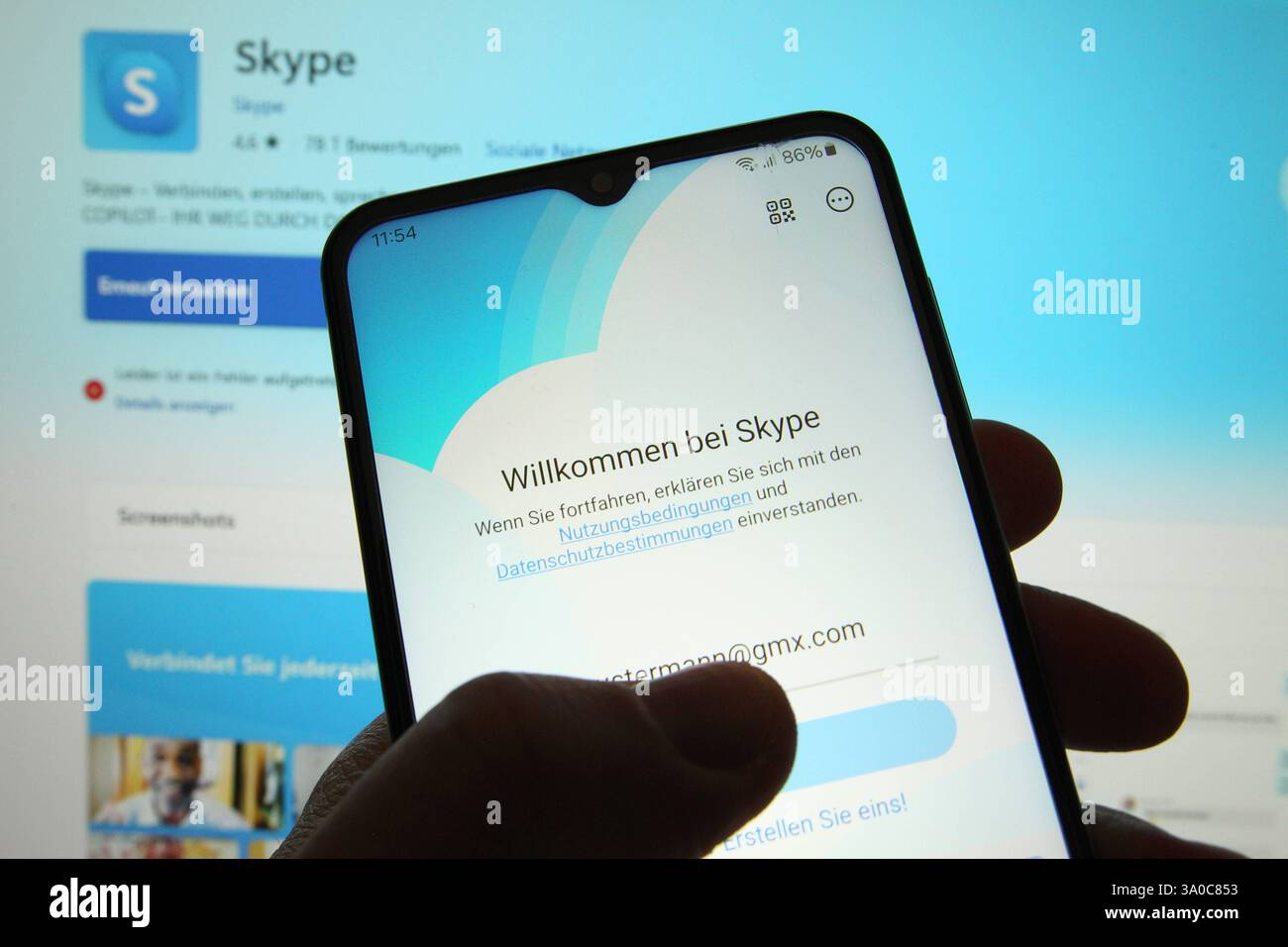 Auf einem Laptop und einem Handy wurde der Onlinetelefonie-Dienst Skype aufgerufen. Schnelsen Hamburg *** der Online-Telefondienst Skype wurde über einen Laptop und ein Handy Schnelsen Hamburg aufgerufen Stockfoto