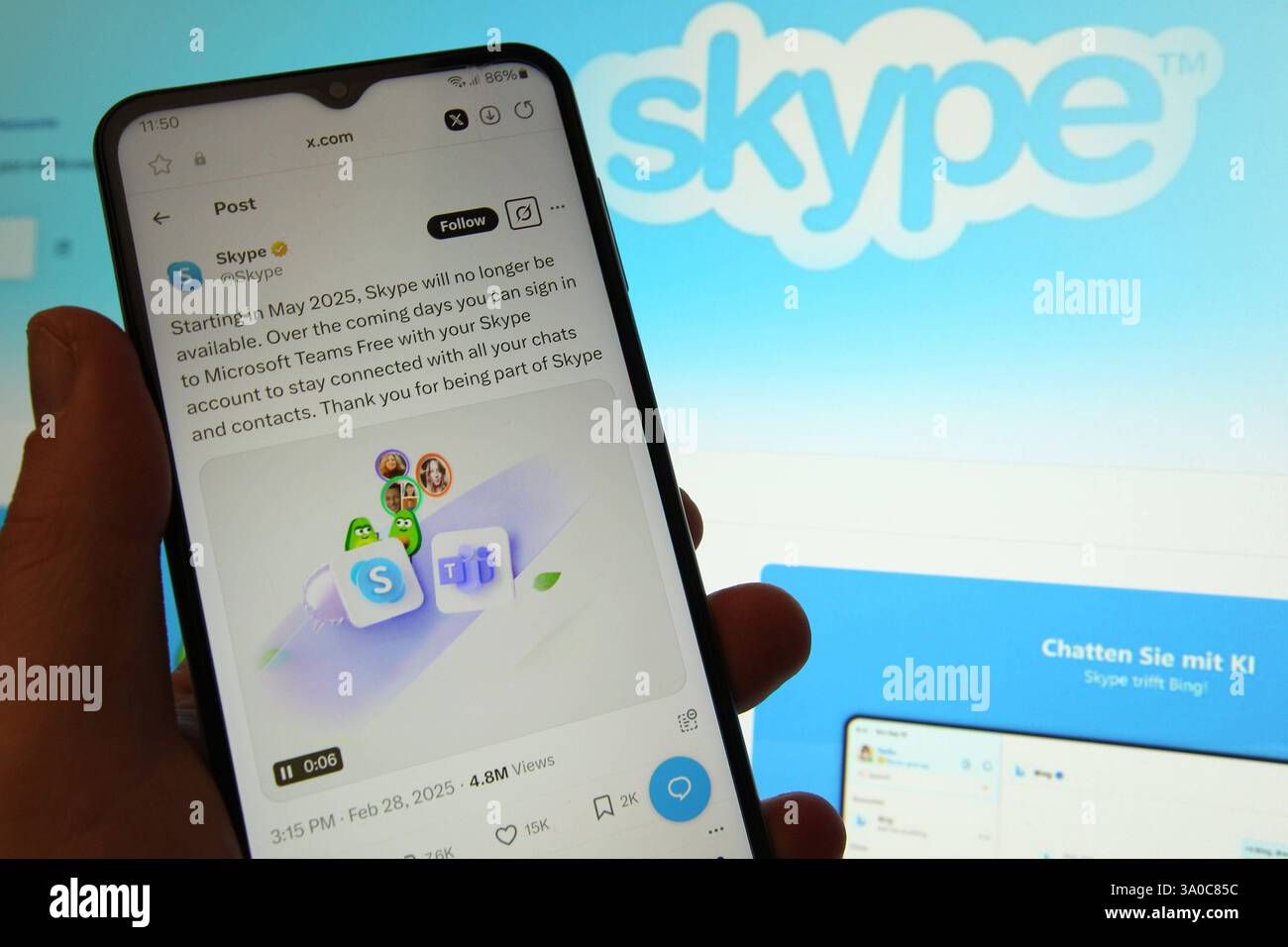 Auf einem Laptop wurde der Onlinetelefonie-Dienst Skype aufgerufen. Davor wurde auf einem Smartphone der X-Account von Skype aufgerufen. Dort wird mitgeteilt, dass der Dienst im Mai 2025 eingestellt wird. Schnelsen Hamburg *** der Online-Telefondienst Skype wurde zuvor auf einem Laptop aufgerufen, das Skype X-Konto wurde dort auf einem Smartphone abgerufen dort wird angegeben, dass der Dienst im Mai 2025 eingestellt wird Stockfoto