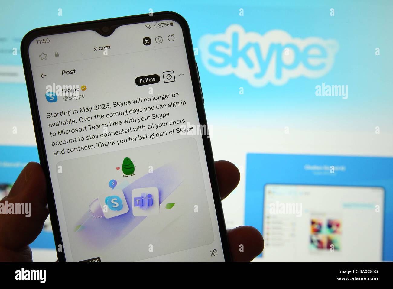 Auf einem Laptop wurde der Onlinetelefonie-Dienst Skype aufgerufen. Davor wurde auf einem Smartphone der X-Account von Skype aufgerufen. Dort wird mitgeteilt, dass der Dienst im Mai 2025 eingestellt wird. Schnelsen Hamburg *** der Online-Telefondienst Skype wurde zuvor auf einem Laptop aufgerufen, das Skype X-Konto wurde dort auf einem Smartphone abgerufen dort wird angegeben, dass der Dienst im Mai 2025 eingestellt wird Stockfoto
