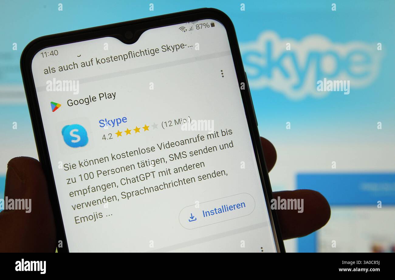 Auf einem Laptop wurde der Onlinetelefonie-Dienst Skype aufgerufen. Davor war auf einem Smartphone Google Play mit dem Download-Button für Skype aufgerufen. Schnelsen Hamburg *** der Online-Telefondienst Skype wurde auf einem Laptop aufgerufen zuvor wurde Google Play mit dem Download-Button für Skype auf einem Smartphone Schnelsen Hamburg aufgerufen Stockfoto