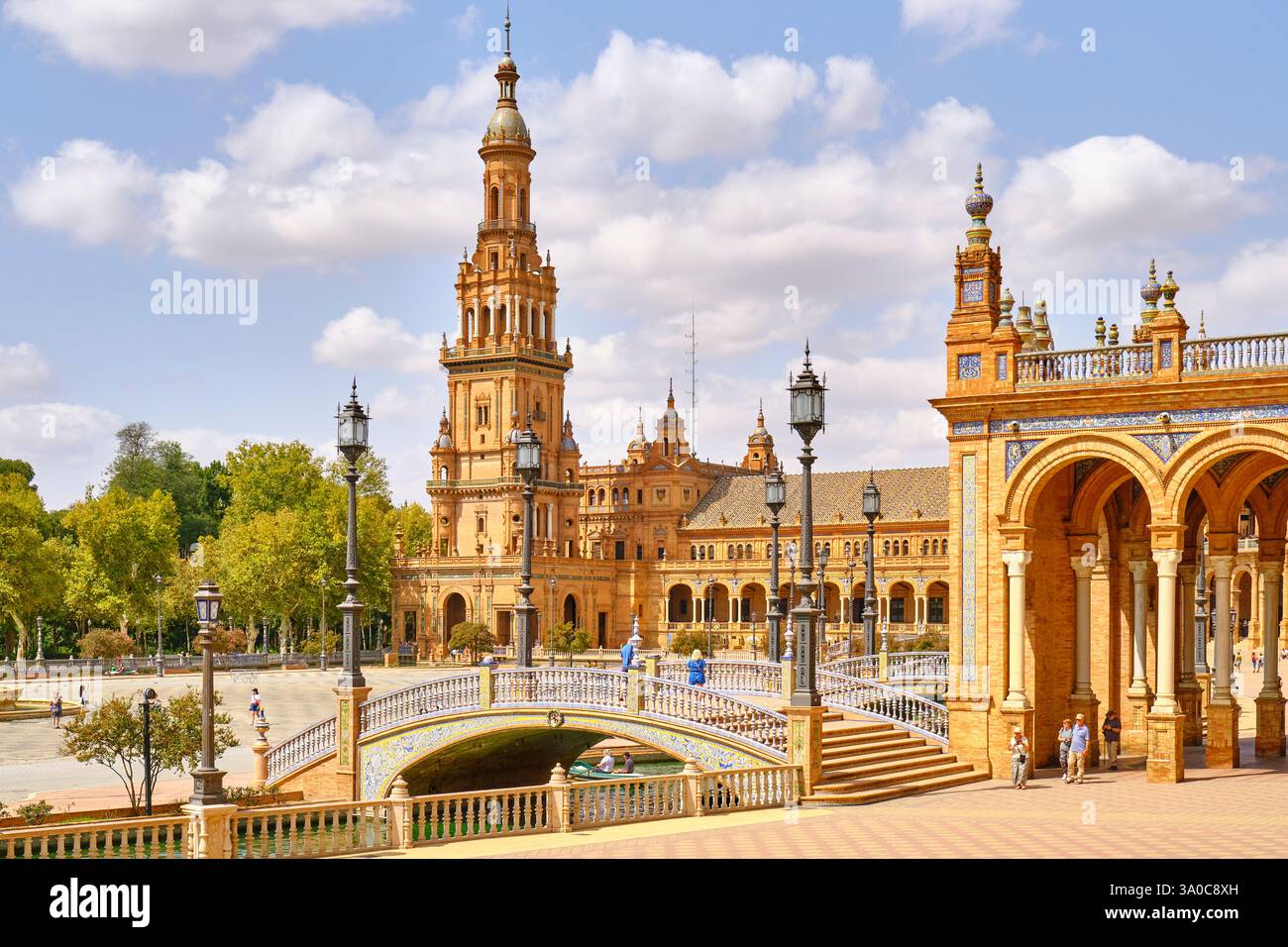 Die Plaza de Espana, Spanien Square, ist ein platz im Maria Luisa Park. Das Gebäude wurde 1928 vom Architekten Anibal Gonzalez entworfen. Sevilla, Andalusien. Spanien Stockfoto