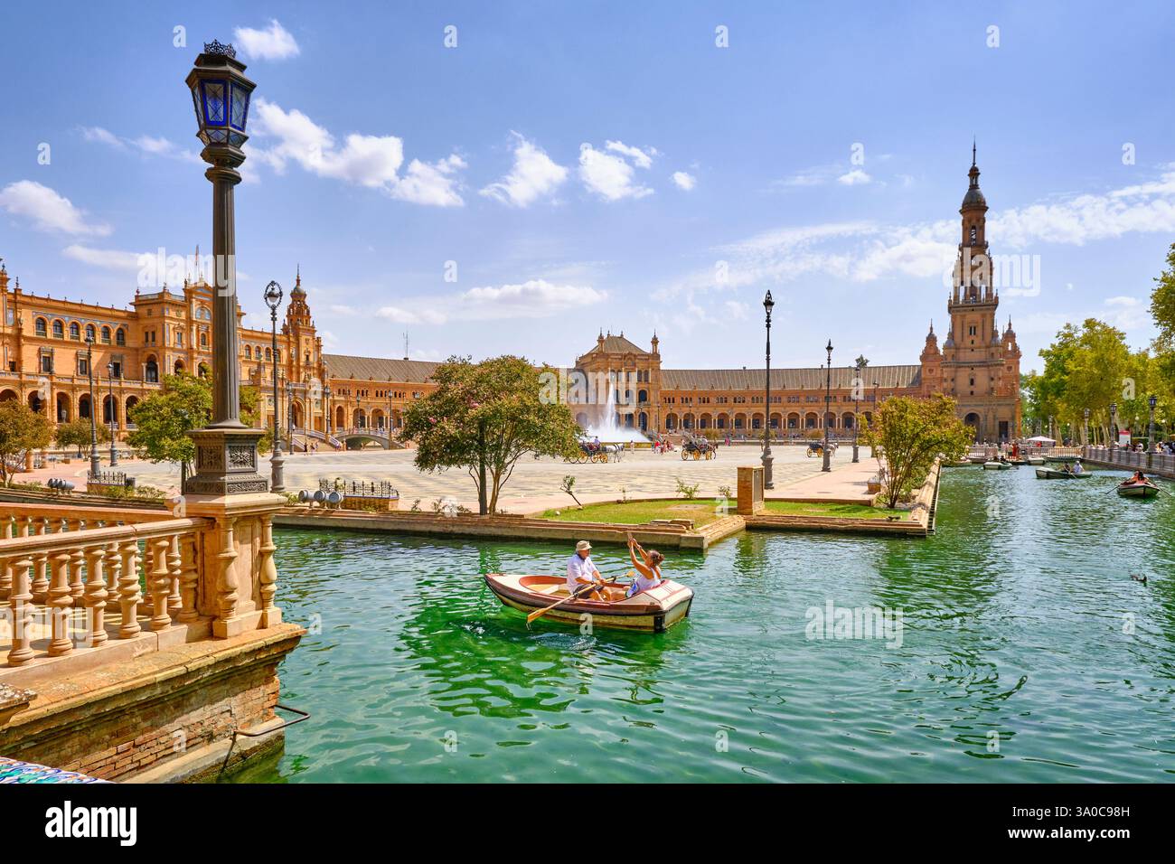 Die Plaza de Espana, Spanien Square, ist ein platz im Maria Luisa Park. Das Gebäude wurde 1928 vom Architekten Anibal Gonzalez entworfen. Sevilla, Andalusien. Spanien Stockfoto