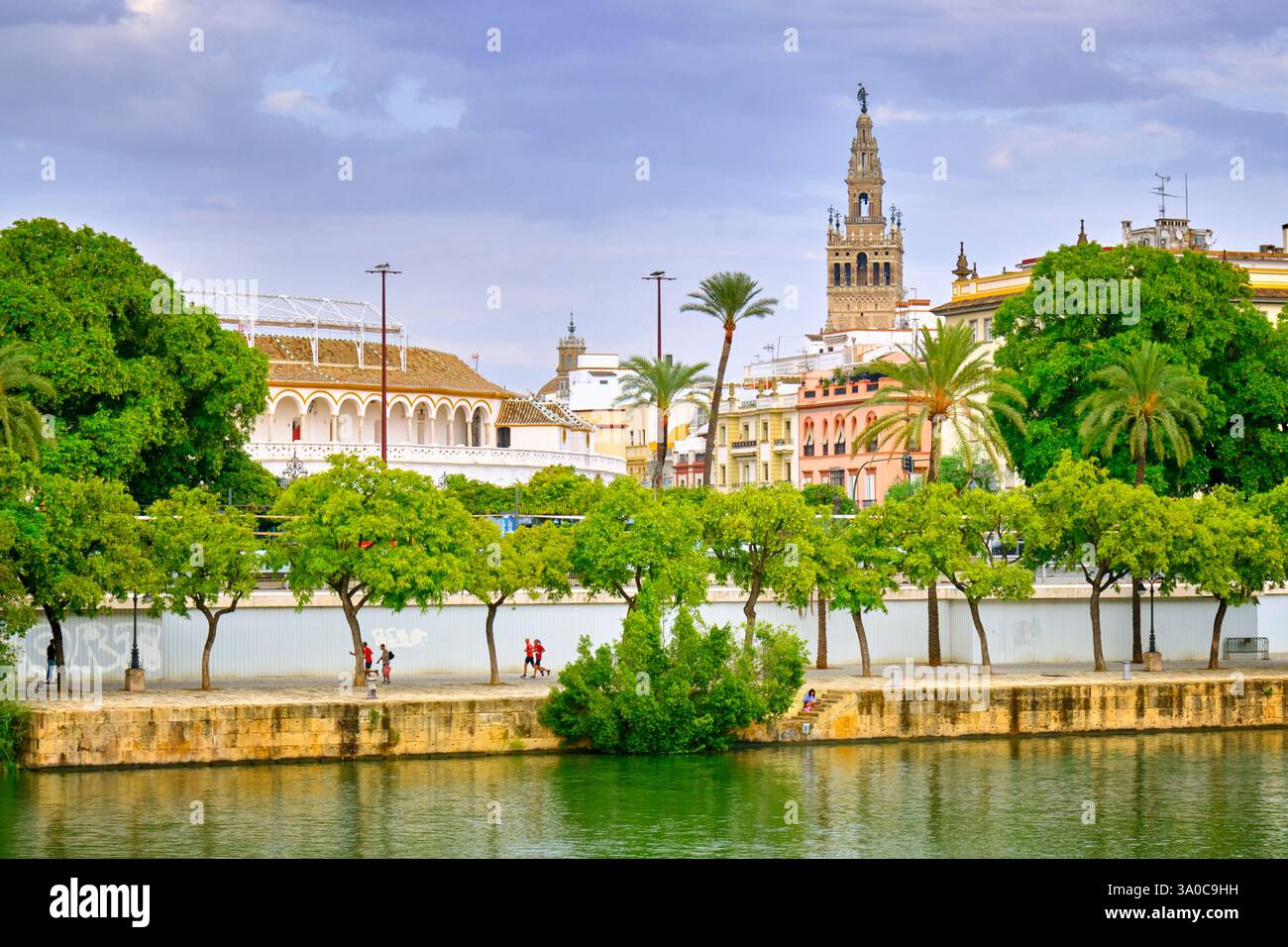 Die Giralda, der Glockenturm der Kathedrale von Sevilla, aus dem 12. Jahrhundert. Ein UNESCO-Weltkulturerbe. Der Fluss Guadalquivir. Andalusien, Sp Stockfoto