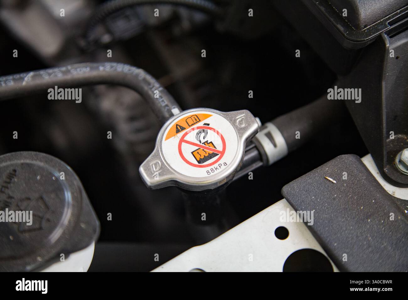 Deckel des Kühlerausgleichsbehälters unter der Motorhaube Stockfoto