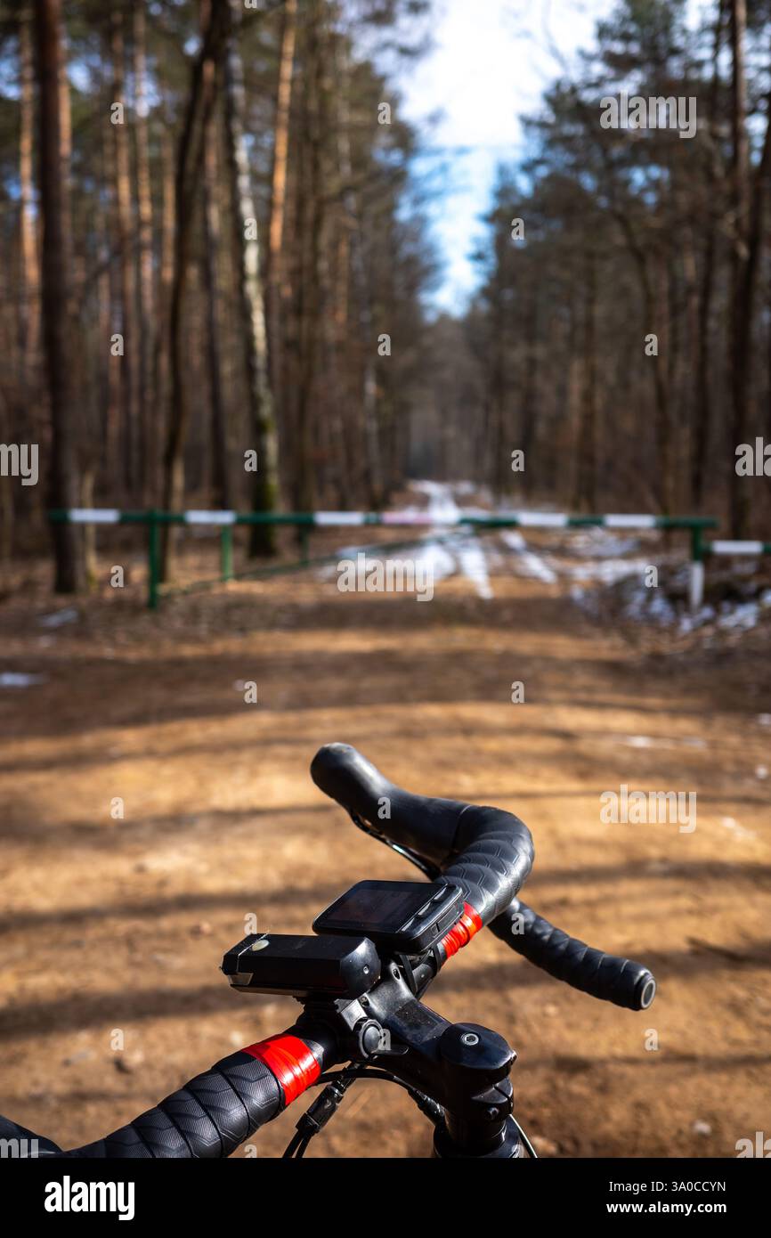 Drop Bar des Schotterfahrrads auf dem Hintergrund der Schotterstraße. Schotter-Radtour an sonnigen Tagen. Stockfoto