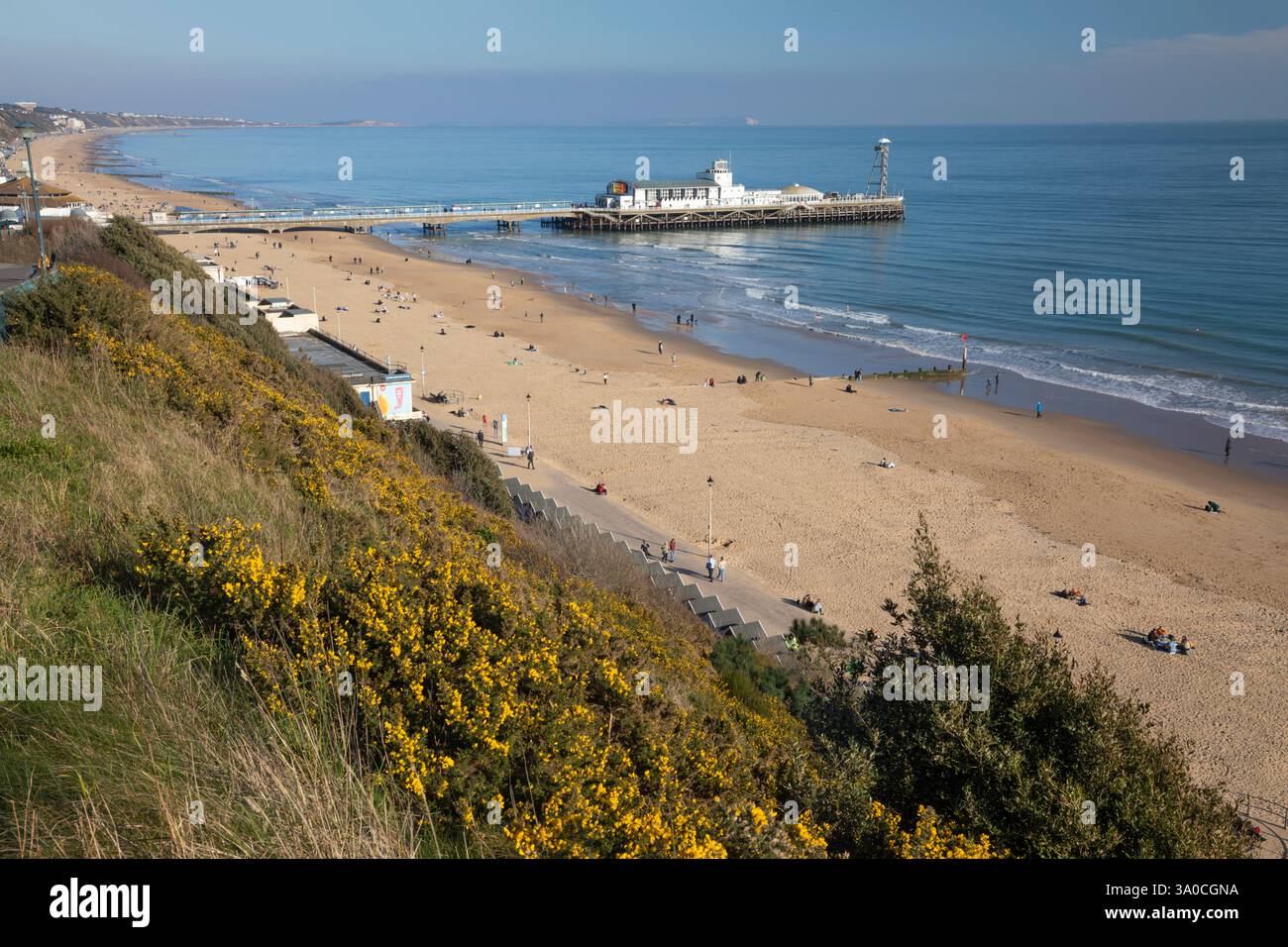 Blick auf Sandstrand und Pier am sonnigen März-Wochenende, Bournemouth, Dorset, England, Großbritannien, Europa Stockfoto