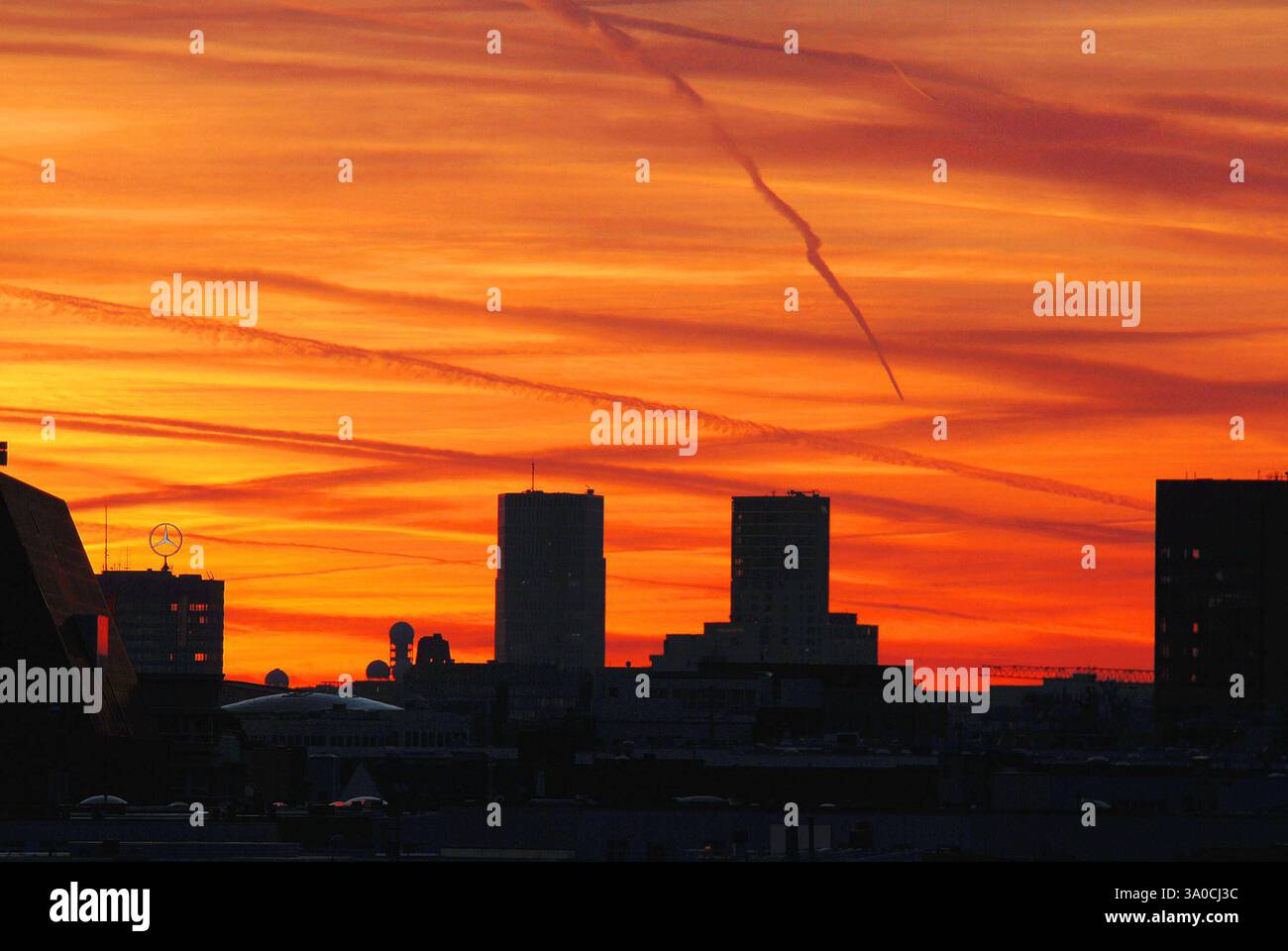 Farbenspiel am Rosenmontag Abend über Berlins City *** Farbenspiel über Berlins Stadt am Faschingsmontagabend Stockfoto