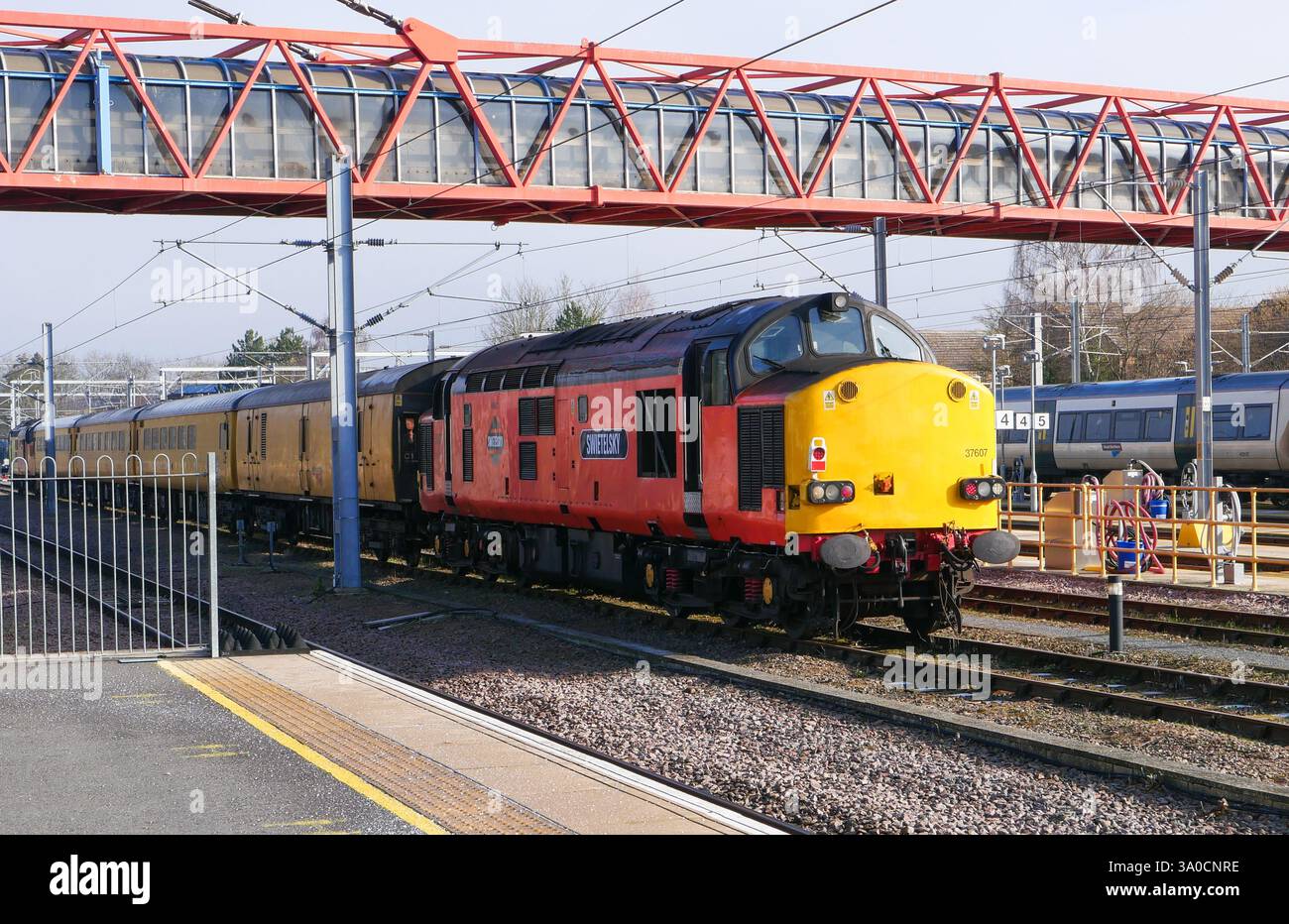 Swietelsky Klasse 37 Diesel 37607 mit Überkopf-Inspektionszug, Cambridge, England, Großbritannien Stockfoto