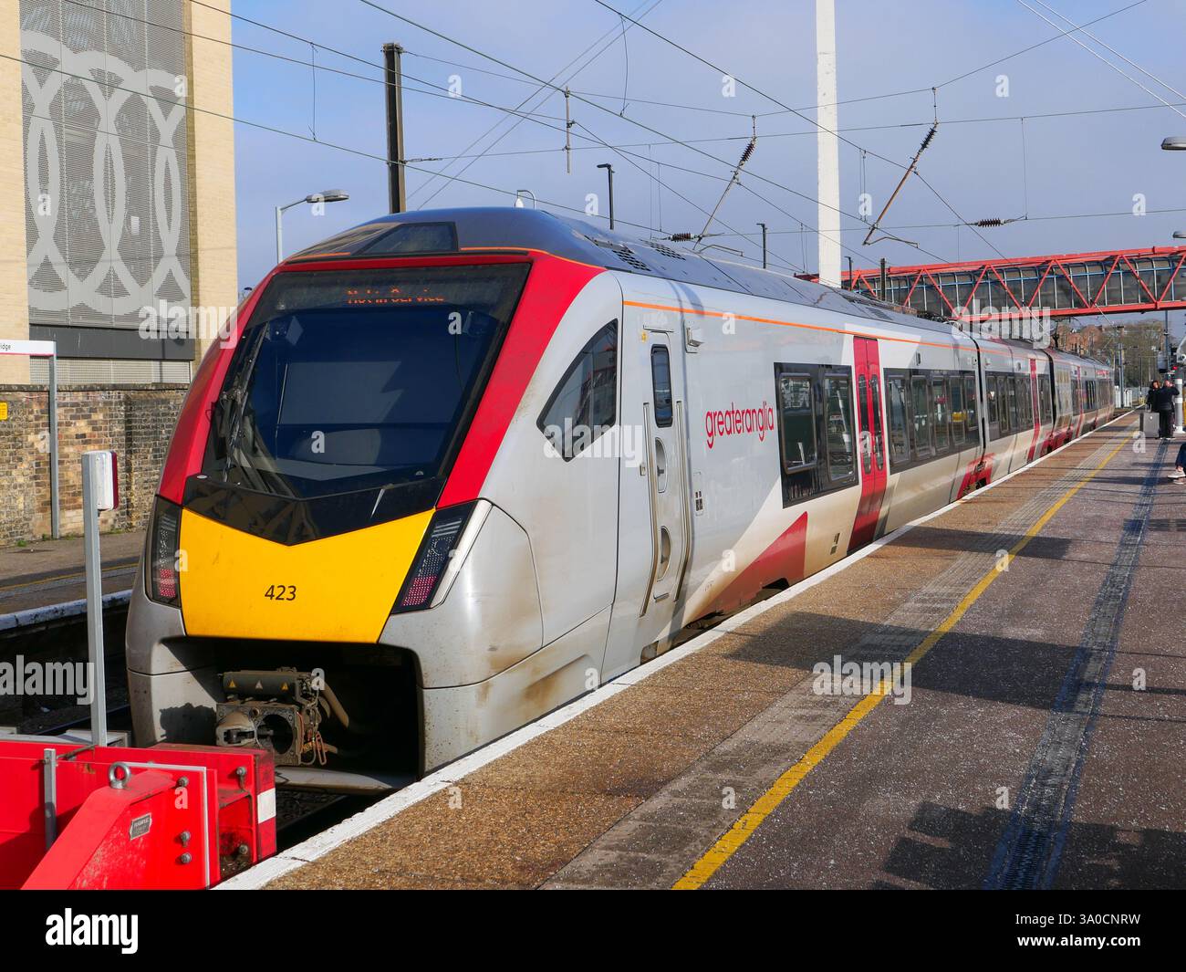 Klasse 755 Stadler FLIRT BI-Mode-Triebwagen an Plattform 5, Cambridge, England, Großbritannien Stockfoto