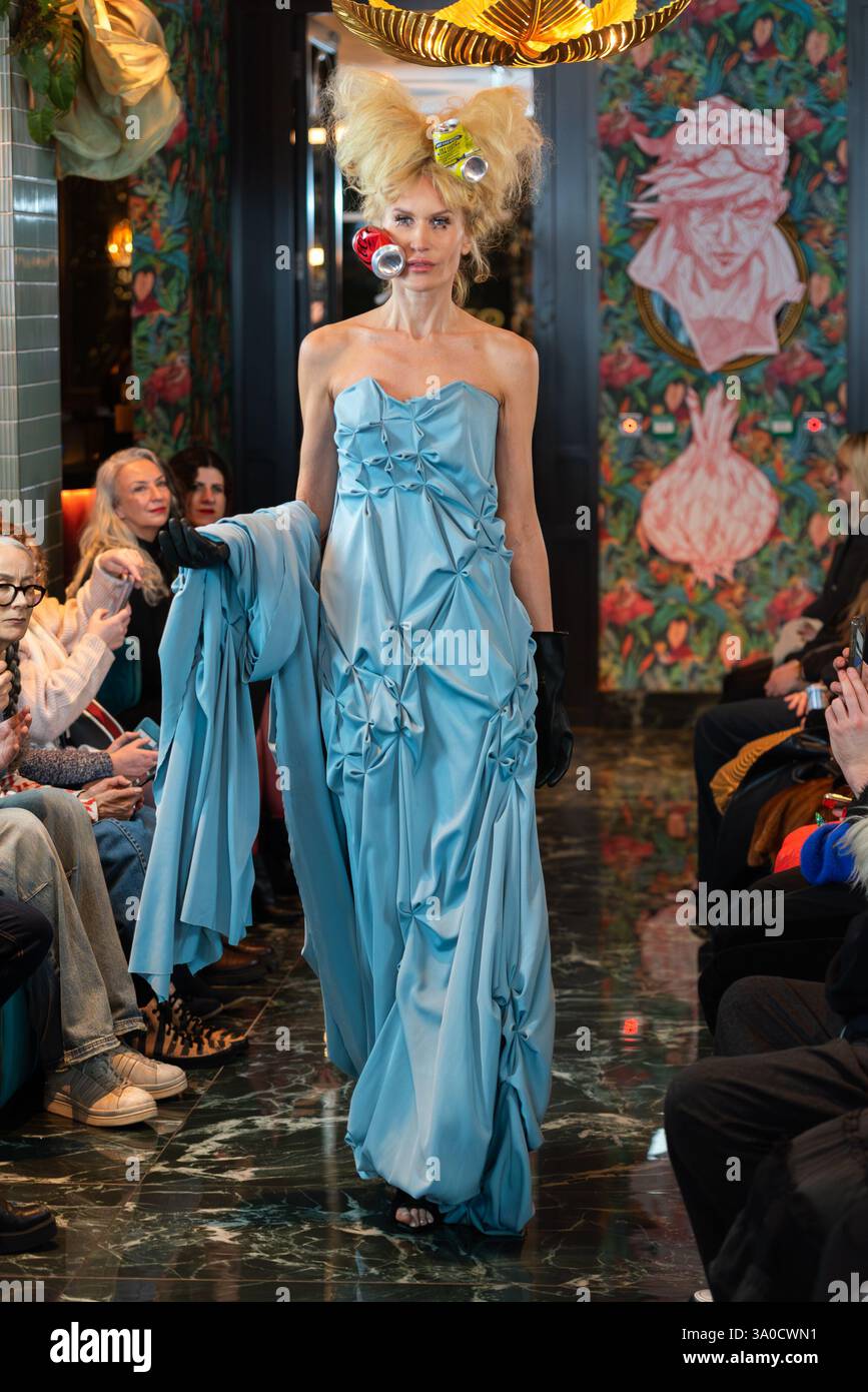 Die nachhaltigen Modedesigner Vin + Omi präsentierten ihre neuesten Designs aus recycelten Materialien auf ihrer Show „KAOS Before LFW“ Stockfoto