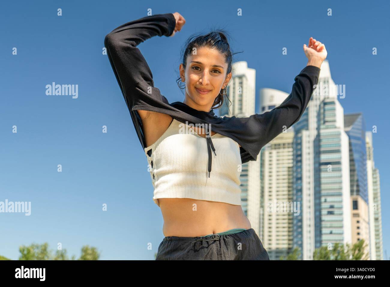 Selbstbewusste Tanzbewegungen in einem pulsierenden Stadtpark Stockfoto
