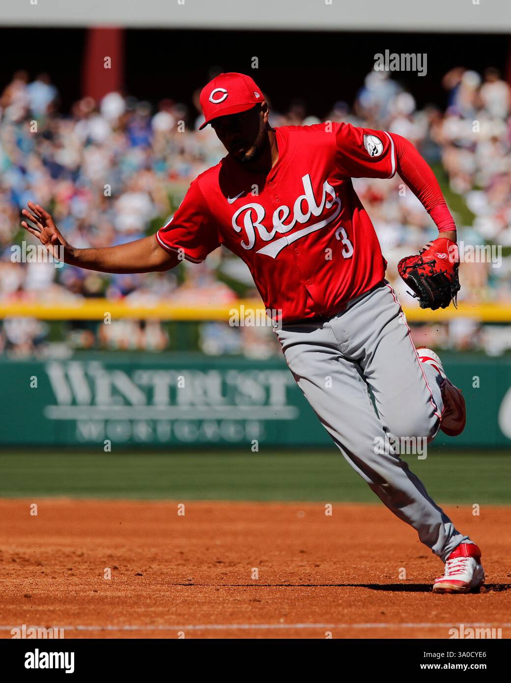 Mesa, Arizona, USA. März 2025. Cincinnati Reds dritte Basis Jeimer Candelario (3) winkt vom Pikcher ab, um die erste Basis für das Cactus League-Frühjahrstraining zwischen den Cincinnati Reds und den Chicago Cubs im Sloan Park in Mesa, Arizona, abzudecken. Michael Cazares/CSM/Alamy Live News Stockfoto