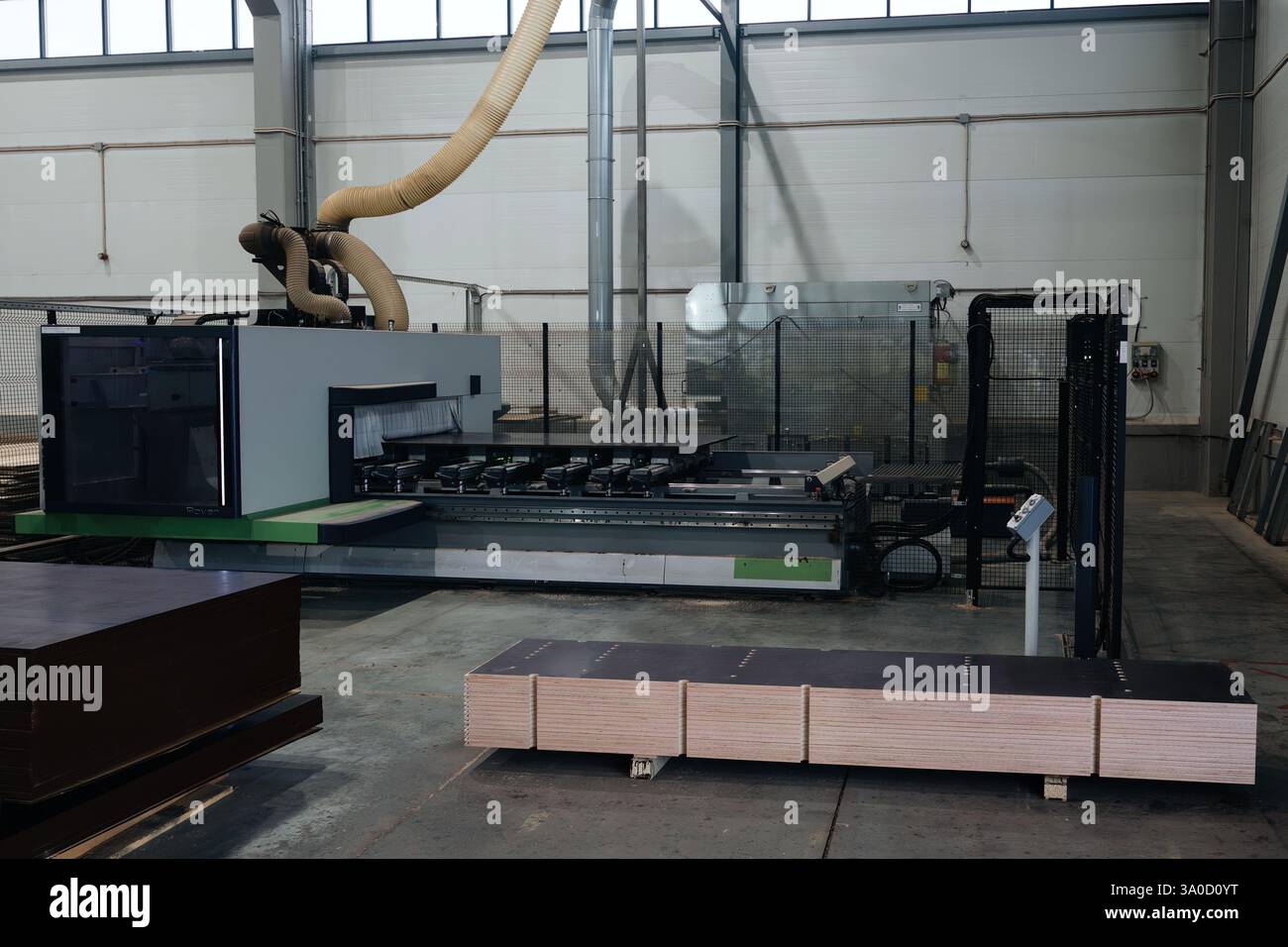 Maschine zum Fräsen und Bohren von Platten und Massivholz. Stockfoto