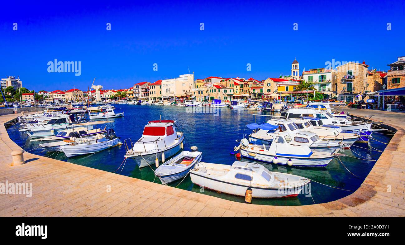 Vodice, Kroatien: Panoramablick auf Hafen und Uferpromenade, Hauptpromenade in der Innenstadt, Adriaküste, Dalmatien, Europa Stockfoto Vodice, Kroatien: Panoramablick auf Hafen und Uferpromenade, Hauptpromenade in der Innenstadt, Adriaküste, Dalmatien, Europa Stockfoto