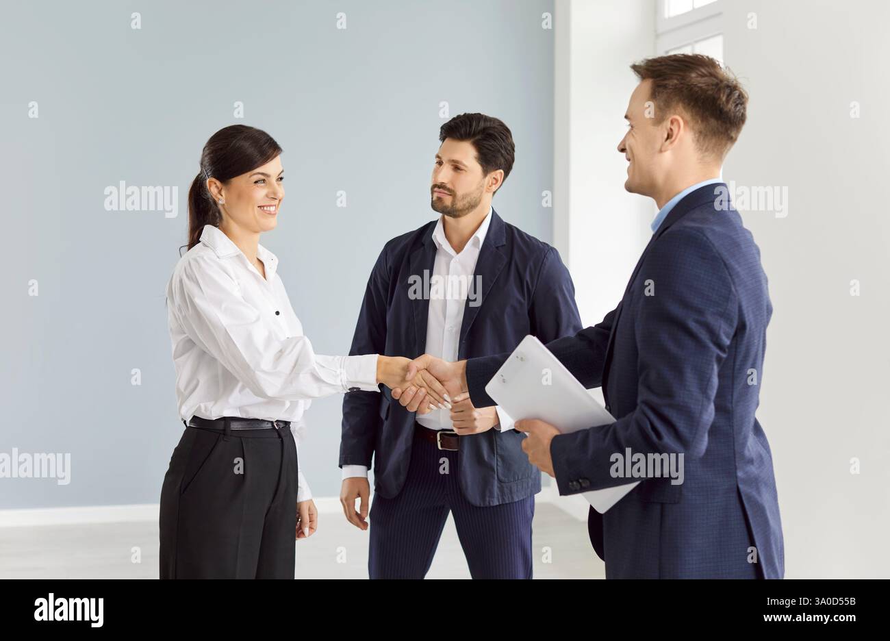 Glückliche Frau im Büro, die Hand schüttelt mit einem Mann, Nahaufnahme Stockfoto
