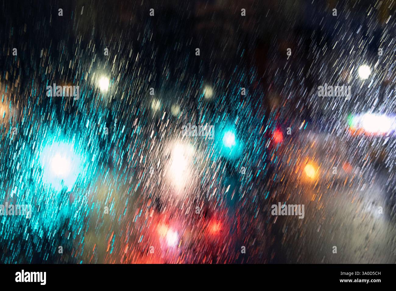 Blick auf farbenfrohe Geschäfte und Verkehrsampeln auf einer Straße bei Nacht in London Blick durch einen Doppeldeckerbus im obersten Stockwerk regnerisches Fenster London UK Stockfoto