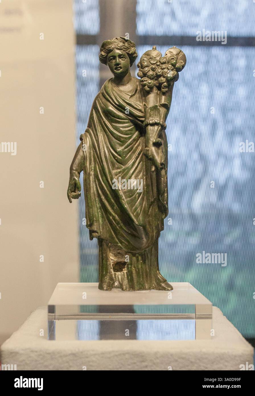 Lissabon, Portugal - 1. März 2020: Statue der Göttin Fortuna, Personifikation des Glücks in römischer Religion, N.A. Museum, Lissabon, Portugal Stockfoto