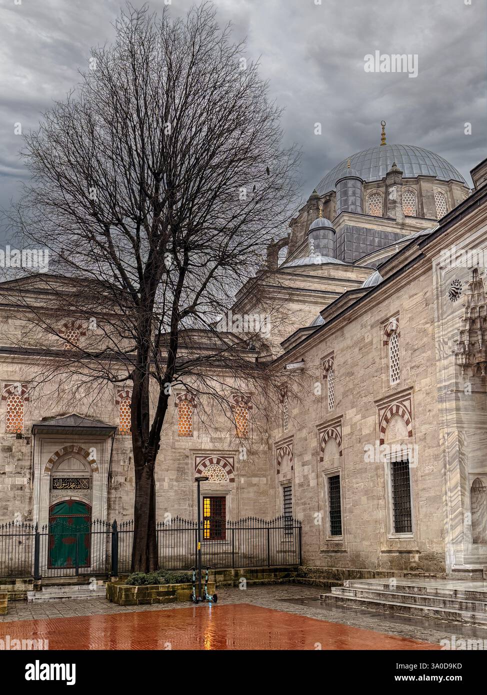 Innenhof der historischen Bayezid II Moschee mit Marmorsäulen, Istanbul, Türkei Stockfoto