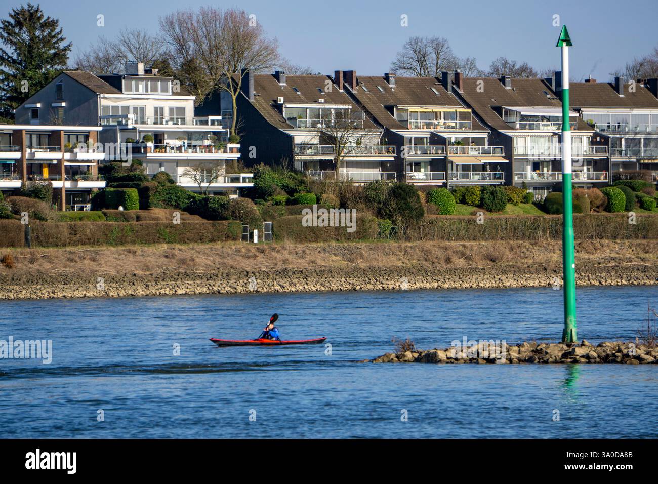 Kajakfahren auf dem Rhein bei Düsseldorf-Bockum, Villen am Rheinufer, der Stadtteil 5 zählt zu den teuersten Ressorts Stockfoto
